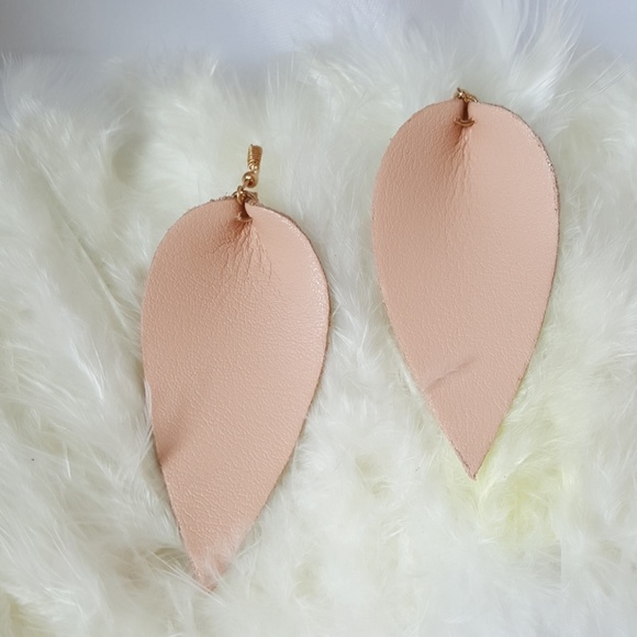 Jewelry - Beautiful, leather-like earrings